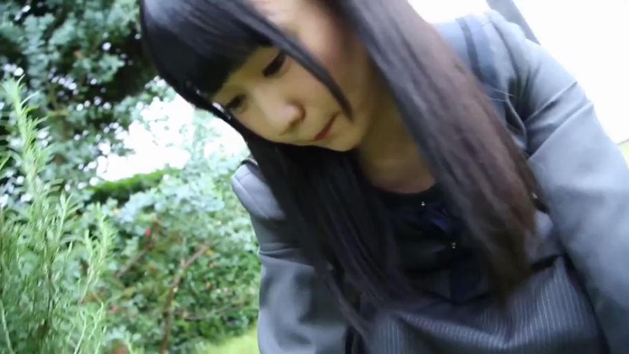 俯身 · 平静 · 制服 · 特写 · 凝视 · 户外 · 绿植 · 黑长直