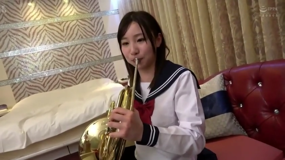 坐姿 · 单人 · 专注 · 中景 · 房间 · 水手服 · 吹奏 · 铜管乐器