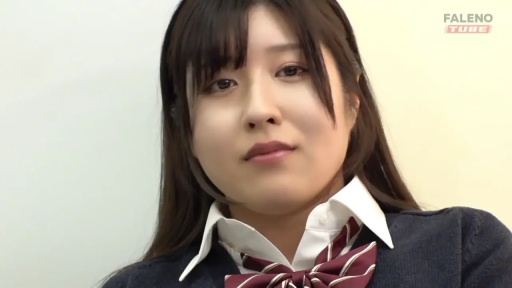 室内 · 脸部特写 · 制服 · 凝视 · 正面 · 日本 · 微妙