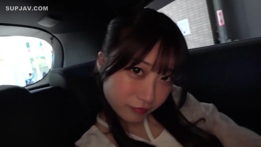 坐姿 · 臉部特寫 · 注視 · 誘惑 · 车内 · 白色吊帶 · 黑发