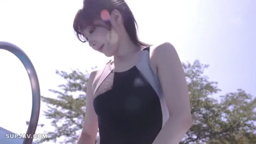 Standing Posture · staged photo · Smile · Half-body · Armrest · 阳光 · 连体泳衣 · 户外泳池