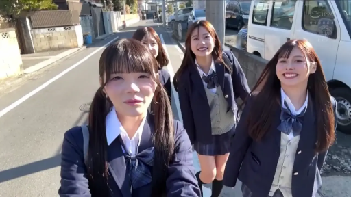 站立 · 全景 · 多人 · 街道 · 笑容 · 学生校服 · 步行