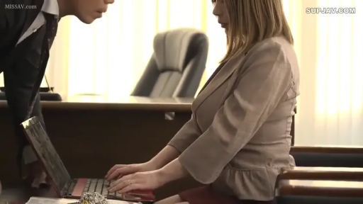 坐姿 · 专注 · 办公室 · 中景 · 操作电脑 · 笔记本电脑 · 职场OL · 米色职业套装