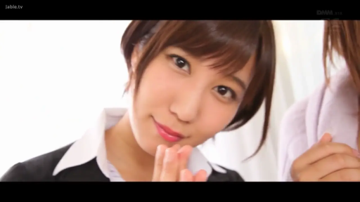 室内 · 脸部特写 · 微笑 · 职业装 · 对视 · 短发 · 身体前倾