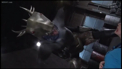 中景 · 痛苦 · 室内仓库 · 油桶 · 特摄 · 皮套 · 扑向 · 撕咬