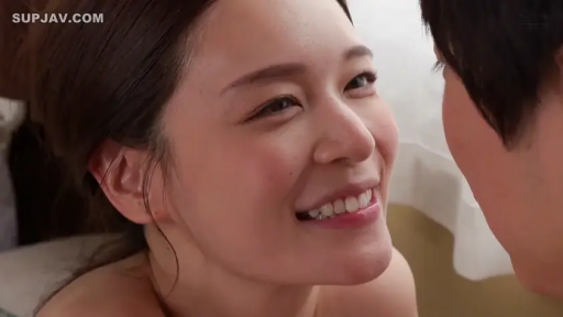 室内 · 脸部特写 · 微笑 · 裸体 · 调情 · 面对面 · 亚洲女性