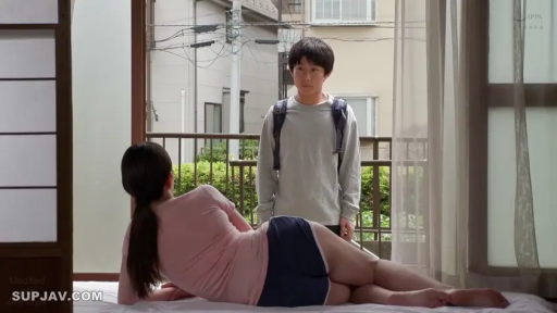 Indoor · 全景 · 平静 · Casual wear · 居家 · Eye contact · 背包 · Side-lying