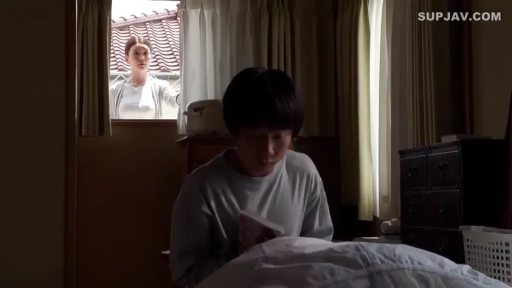 坐姿 · 严肃 · 卧室 · 中景 · 剧情 · 休闲服 · 窥视 · 窗户