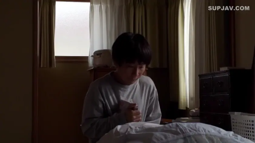 坐姿 · 沉思 · 卧室 · 半身特写 · 休闲服 · 家具 · 光线昏暗 · 持物