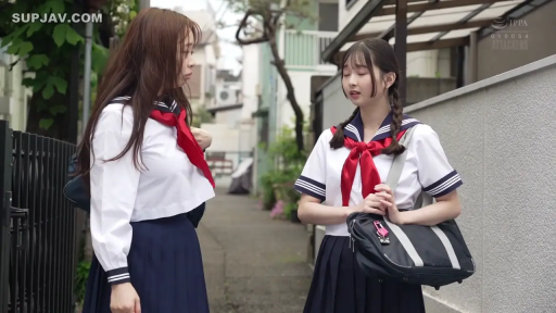 日式水手服校服 · 站立 · 平常 · 注视 · 双人中景 · 户外小巷 · 网站水印 · 学生书包