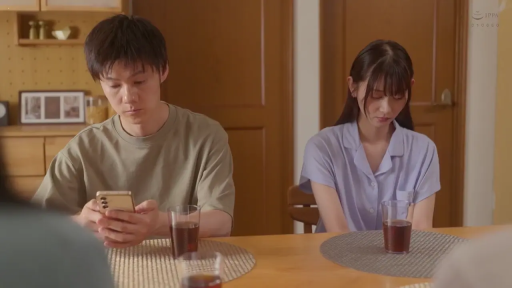 座り姿勢 · 中景 · スマホを見る · 水杯 · 餐厅 · 休闲服 · 沉闷