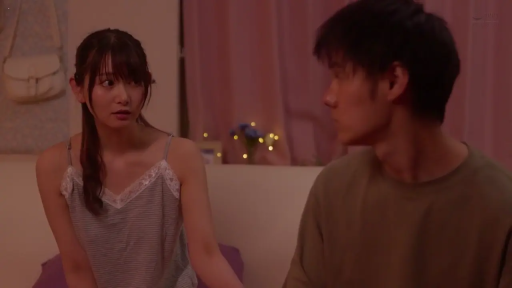 室内 · 坐姿 · 半身 · 对视 · 日常 · 蕾丝吊带睡裙 · 忧虑 · 挂包