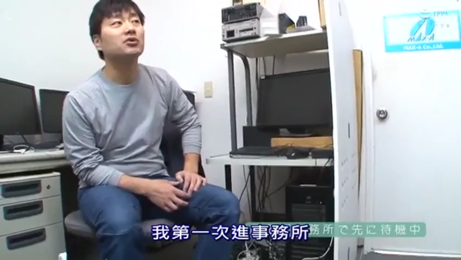 坐姿 · 办公室 · 电脑 · 自然 · 半身 · 访谈 · 灰色长袖T恤 · 男