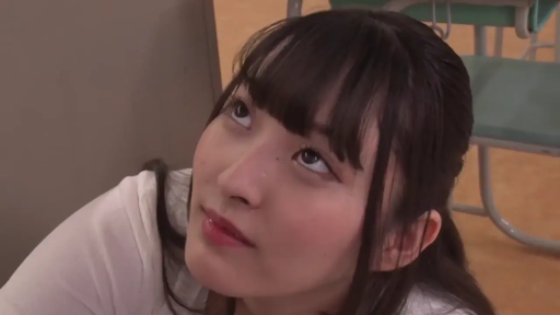 教室 · 脸部特写 · 白色上衣 · 仰头