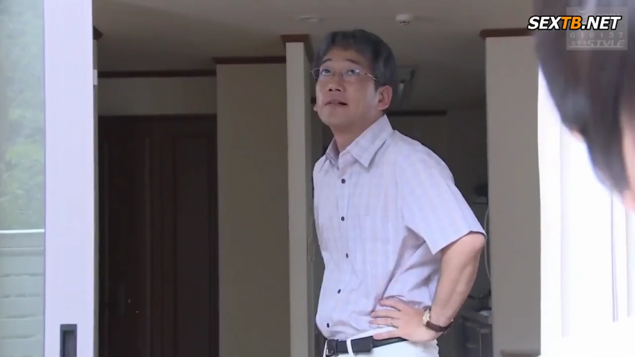 室內 · 眼鏡 · 中景 · 疑惑 · 淺色襯衫 · 中年男性 · 叉腰站立 · 仰头凝视