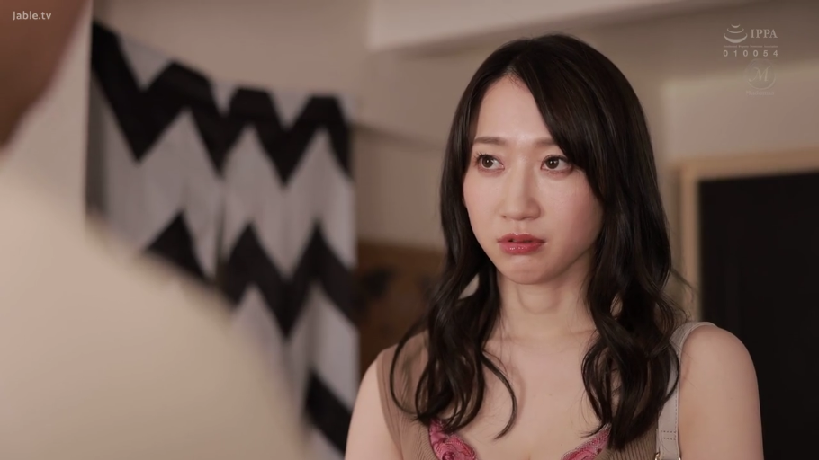 室内 · 站立 · 面部特写 · 凝视 · 熟女 · 担忧 · 棕色无袖上衣