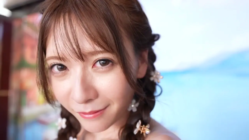 室内 · 面部 · 微笑 · 特写 · 对视 · 发夹 · 露肩 · 正脸