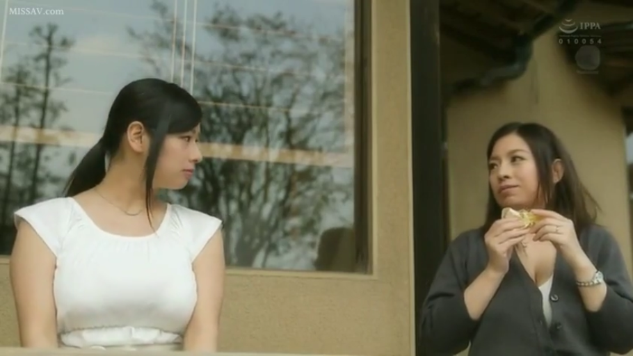 中景 · 双人 · 进食 · 食物 · 并排坐姿 · 白色上衣与灰色开衫 · 室外廊下 · 侧目观察