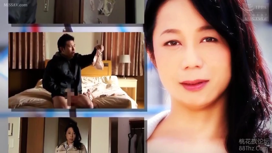 座り姿勢 · 寝室 · 微笑 · ベッド · 顔のクローズアップ · コート · 拿内裤