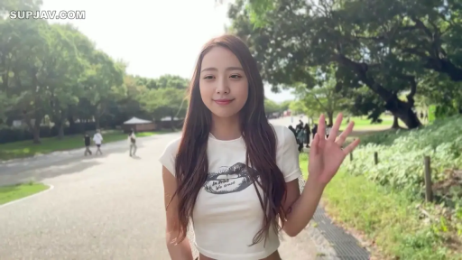 Smile · 长发 · 户外公园 · 打招呼 · 白色短袖T恤 · 站立挥手 · 中景半身