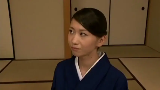 严肃 · 面部 · 和室 · 正坐 · 注视 · 和服 · 成年女性