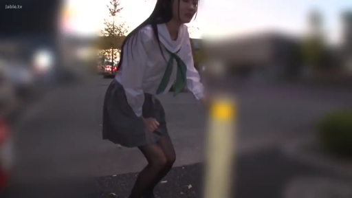 全身 · 蹲姿 · 自然 · 行走 · 水手服 · 户外街道 · 傍晚