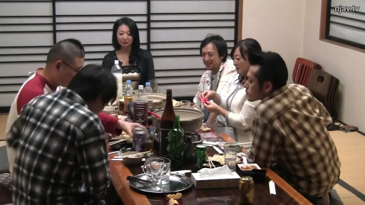 坐姿 · 全景 · 微笑 · 多人 · 格子衫 · 酒水 · 日式餐厅 · 聚餐交谈