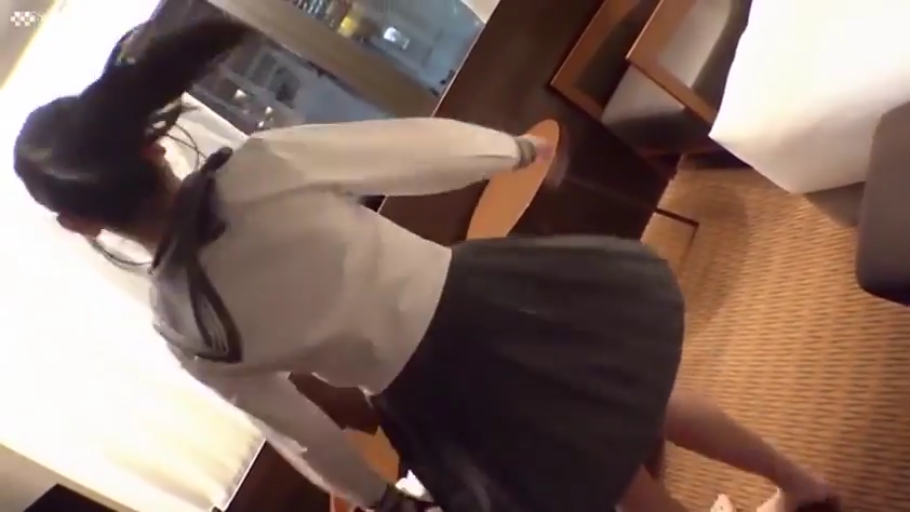 百褶裙 · 中景 · 站姿 · 酒店房间 · 圆桌 · 动态模糊 · 走动