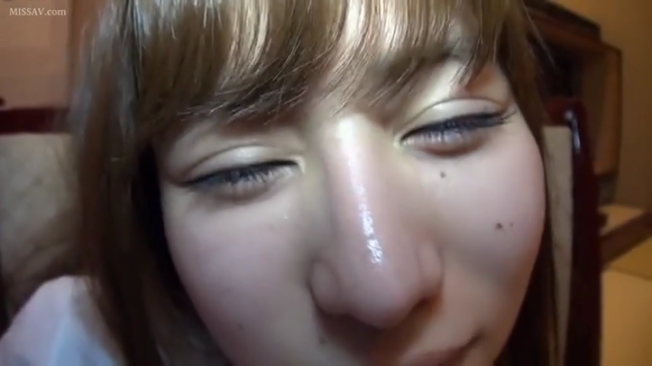 室内 · 俯身 · 脸部特写 · 微笑 · 凝视 · 常服 · 视角特写