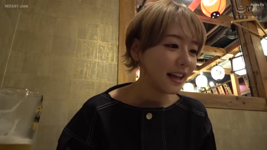 坐姿 · 微笑 · 半身特写 · 聊天 · 短发 · 居酒屋 · 黑色上衣 · 啤酒