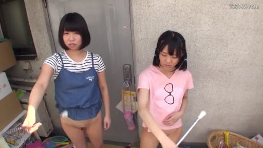 室内 · 迷离 · 性行为 · 白色背心 · M字开腿 · 露出 · 生殖器