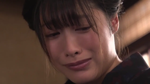 室内 · 悲伤 · 面部特写 · 流泪 · 微低头 · 深色和服 · 现实人物