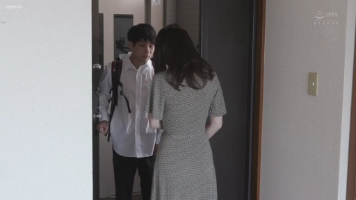 脸部 · 委屈 · 站姿 · 走廊 · 难过 · 说话 · 碎花衣