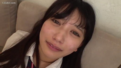 室内 · 面部 · 校服 · 微笑 · 仰卧 · 凝视 · 长发