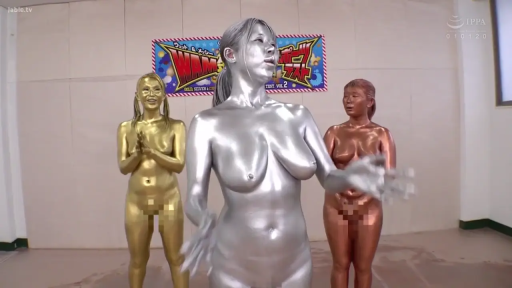 室内 · 站立 · 展示 · 微笑 · 综艺节目 · 全身特写 · 人体彩绘 · 颜料