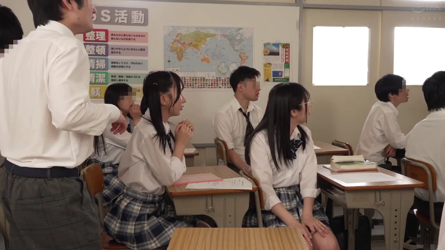 坐姿 · 交谈 · 校服 · 教室 · 全景 · 自然 · 校园题材 · 课桌椅