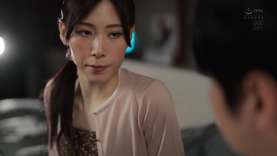 Indoor · Conversation · Melancholy · Close-up of the face · 对坐 · Ponytail · 粉色开衫