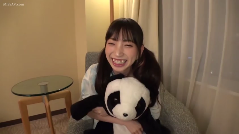 室内 · 座り姿勢 · 中景 · 双马尾 · 大笑 · 淡い色のトップス · 抱着玩偶 · 熊猫玩偶