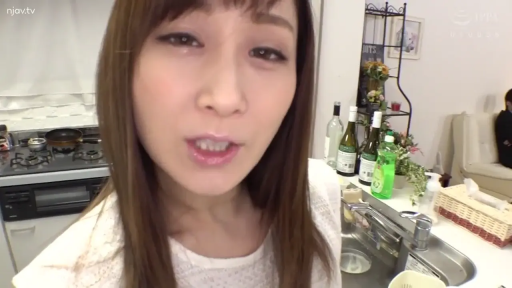 女性 · 站姿 · 自然 · 面部特写 · 灶台 · 白色蕾丝上衣 · 厨房 · 面对镜头说话