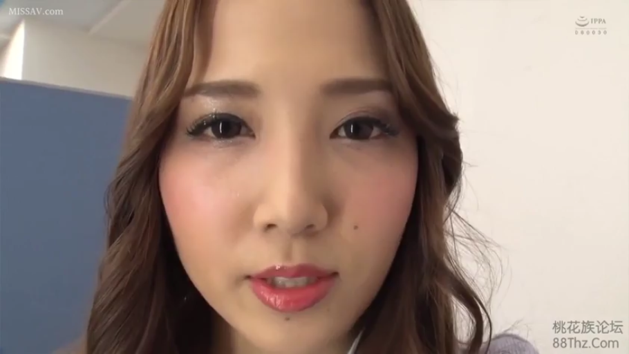 Indoor · Close-up of the face · 自然 · Stare · Sweater · 正面 · brown long hair