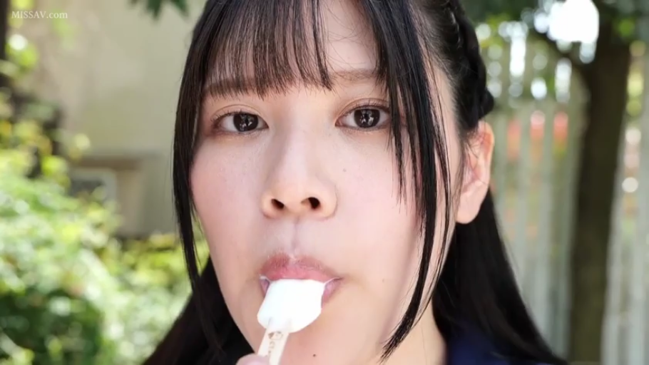 脸部特写 · 平静 · 户外 · 长发 · 正面 · 深色制服 · 冰淇淋 · 吃冰淇淋