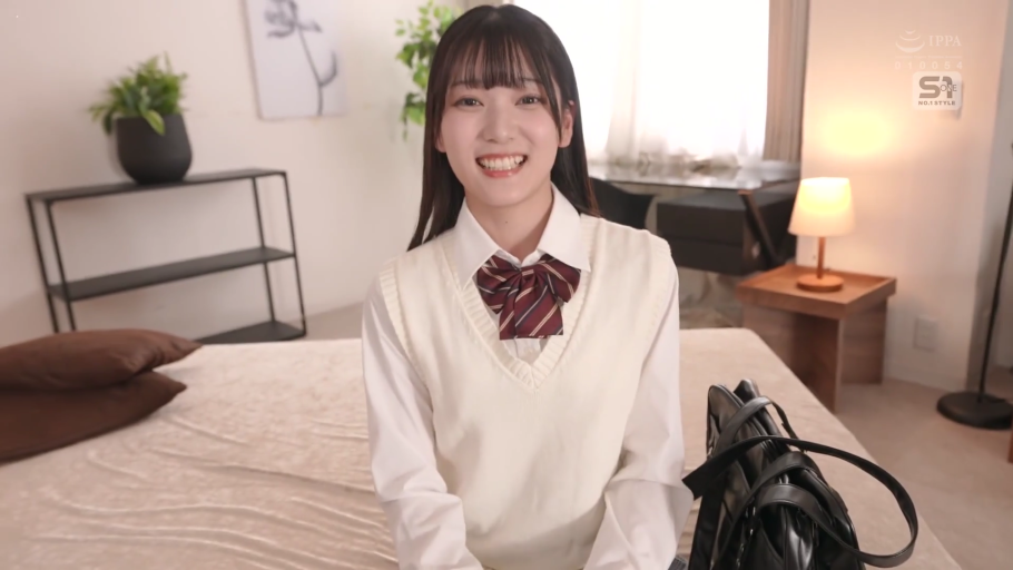 跪坐 · 和室 · 全景 · 平静 · 花瓶 · 灰色针织衫 · 端坐