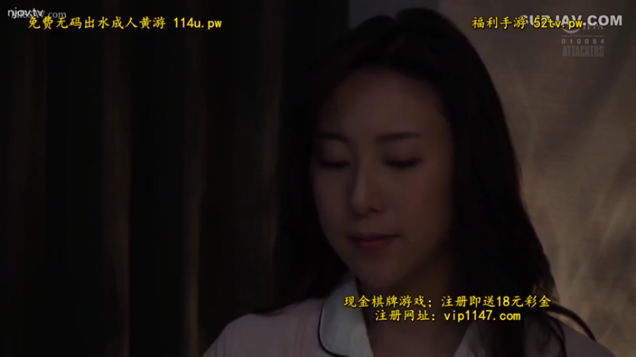 室內 · 沉思 · 憂鬱 · 低頭 · 面部特寫 · 熟女 · 睡衣