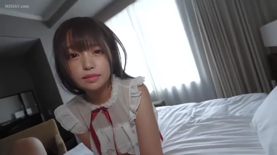 坐姿 · 卧室 · 床 · 自然 · 面部特写 · 凝视镜头 · 白色荷叶边上衣 · 齐刘海