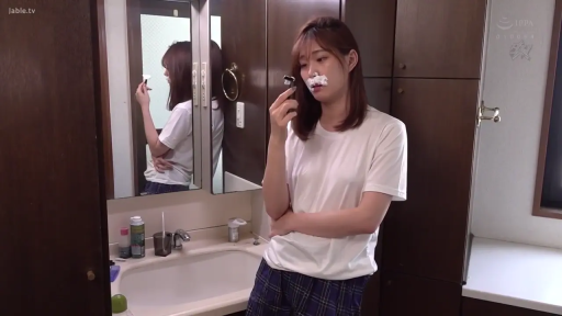 白色短袖 · 站姿 · 半身 · 居家 · 呆滞 · 洗手间 · 剃须刀 · 模仿刮胡子