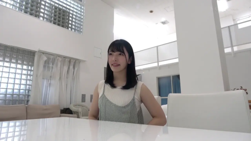 坐姿 · 微笑 · 面对镜头 · 室内客厅 · 半身像 · 白色长桌 · 格纹吊带裙 · 黑色直发