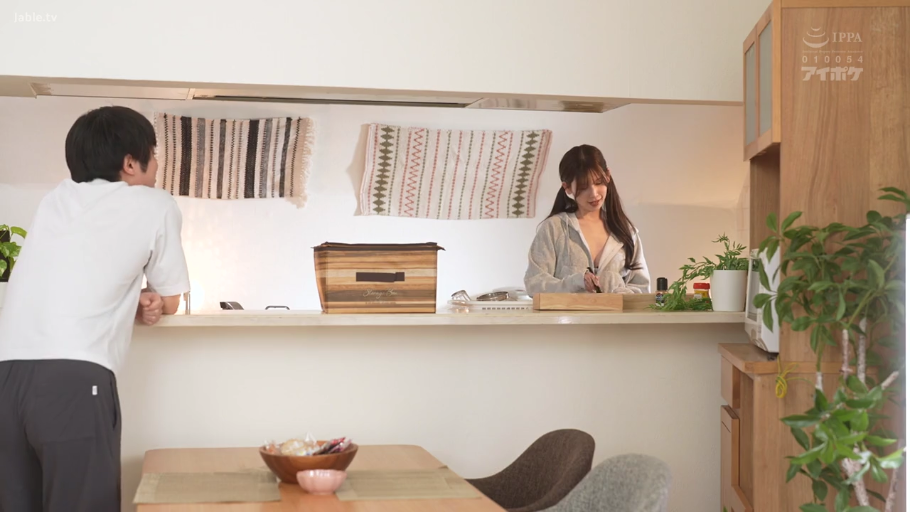 站立 · 中景 · 厨房 · 灰色连帽衫