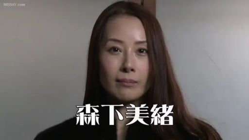 室内 · 平静 · 面部特写 · 注视镜头 · 长发 · 正面 · 黑色上衣