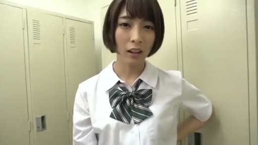 室内 · 严肃 · 脸部特写 · 枕头 · 正坐 · 粉色背心 · 对视 · 棕色长发