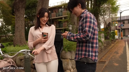 中景 · 站姿 · 微笑 · 衬衫 · 聊天 · 街道 · 手机